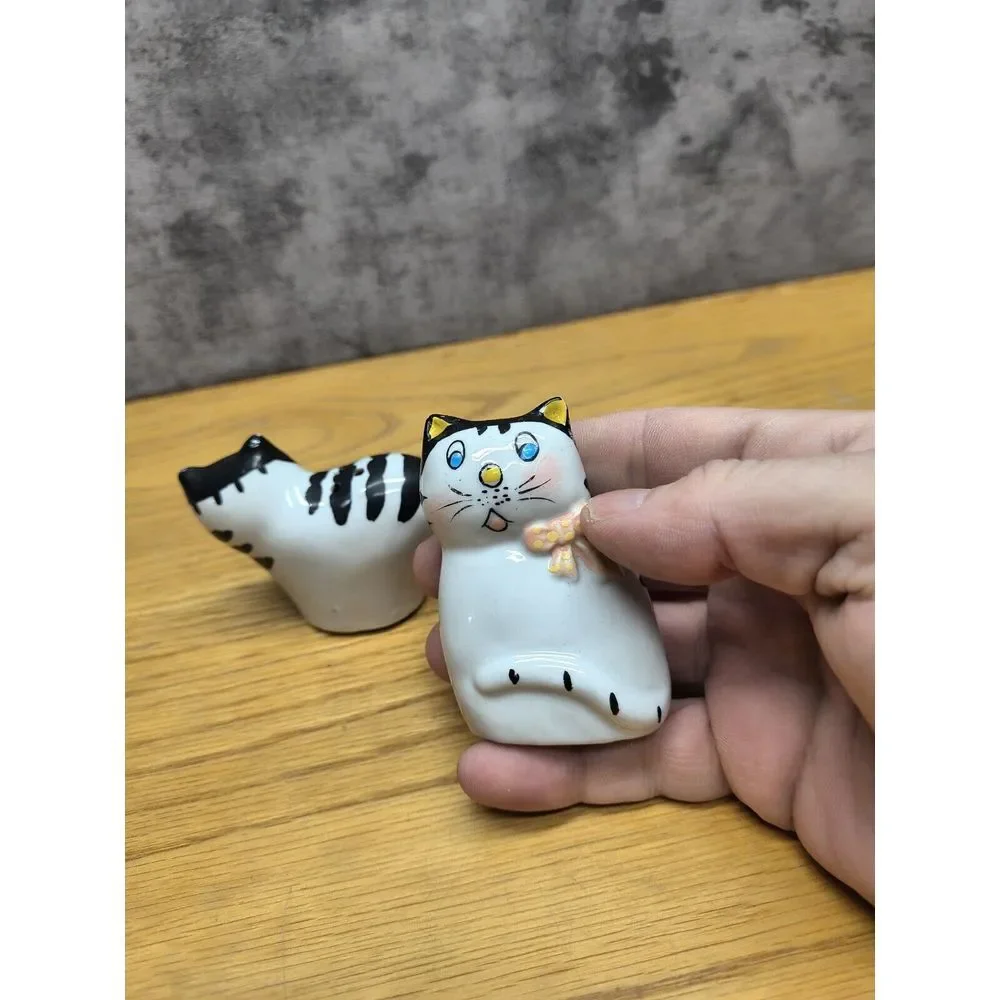 Vintage Salt & Pepper Shakers Black & White Kitty Cat With Pink Bow‎ Blue Eyes